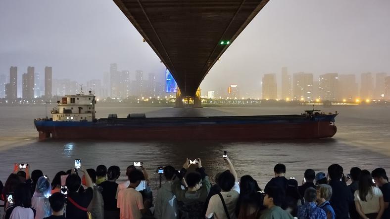 武汉网红“异世界”大桥,也逃不过“夜店风灯光”